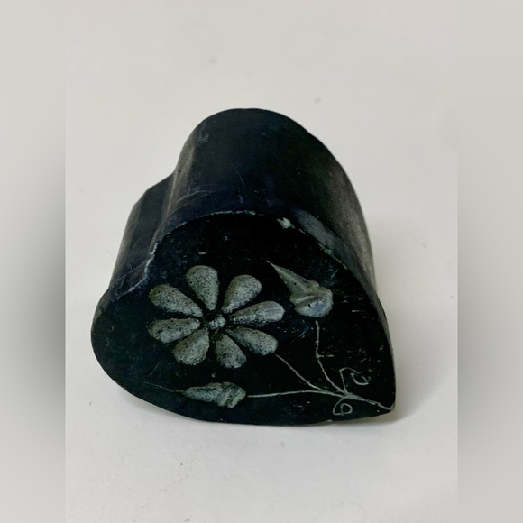 Vtg Hand Carved Soapstone Engraved Heart Shaped Lidded Relief Trinket Box - Picture 13 of 16